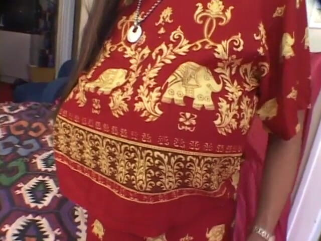 Cumming Soon: लड़का अपना लंड भारतीय लड़की के मुंह में डालता है जबकि उसकी चूत दूसरे द्वारा चाटी जाती है