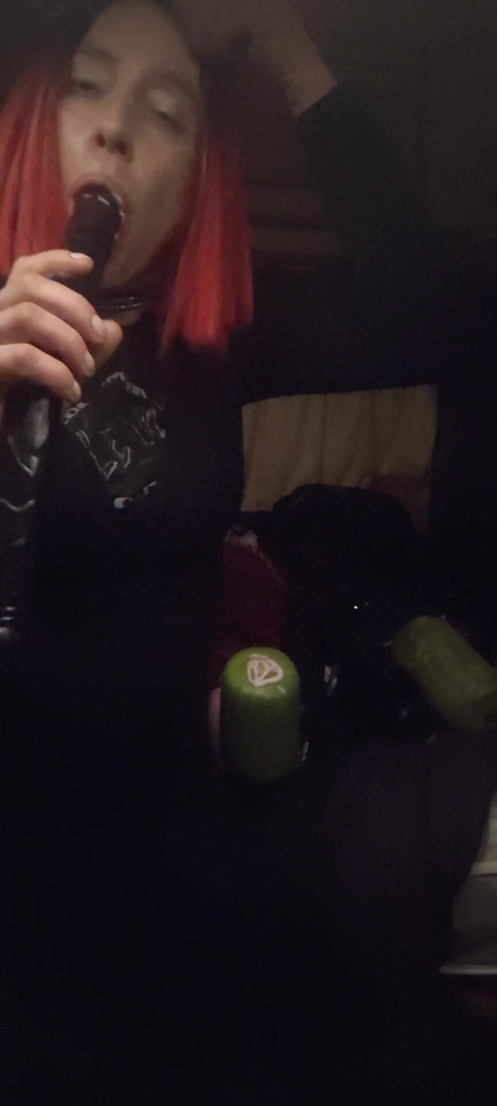 pornishprincess: Sugând un vibrator dublu