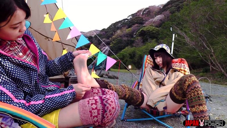 Japan Fetish Fusion: 黒崎咲の汗ばんだ足の指が長野風花の舌に。その味はあなたを夢中にさせます。今、他に何を嗅ぎたいですか?