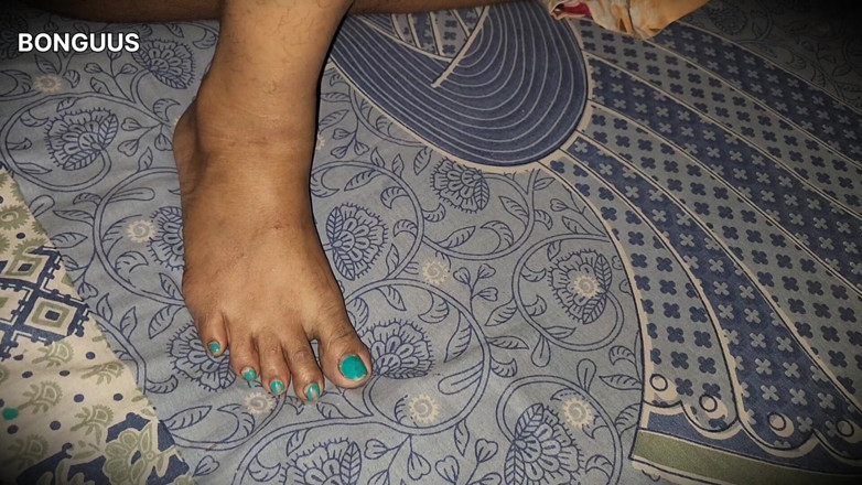 Riya Bonguus: Desi tetička sdílí postel, když manžel není doma chlupatá kundička šuká