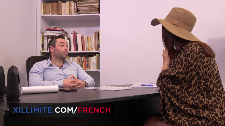 French girls at work: Victoria Beauregard uprawia seks z nauczycielką teatru