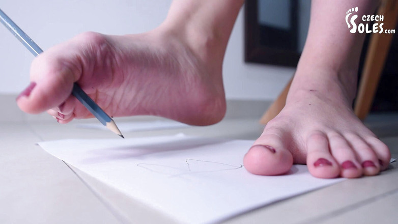 Czech Soles - foot fetish content: Tiener voetmodel schrijft en tekent met haar blote voeten