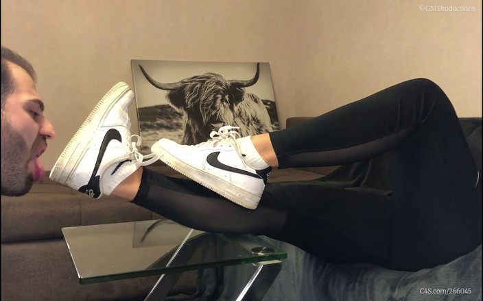Deep Sole Devotion: Adoration des baskets blanches coquines - Valeria Night (partie 2)