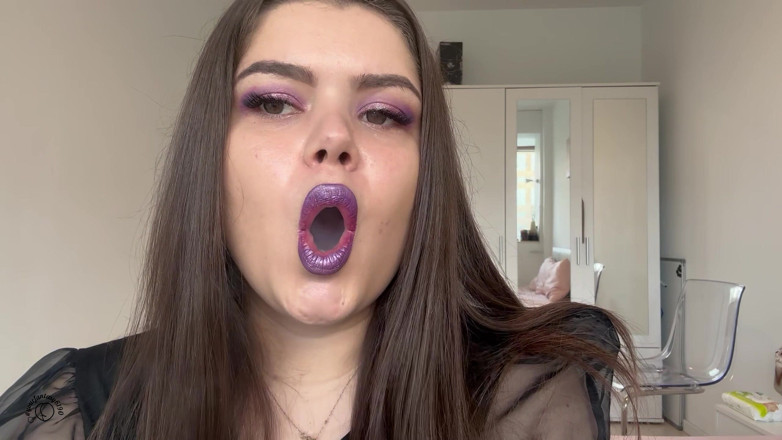 Your fantasy studio: Violet rouge à lèvres, purple nails, bombasse qui fume