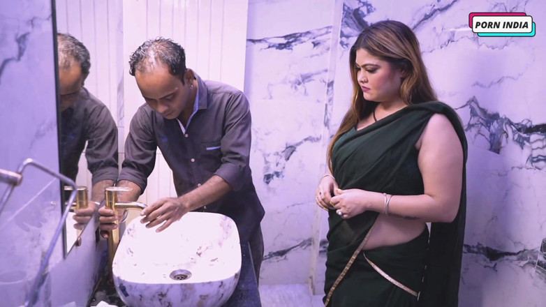 Porn India Studio: Desi hete mooie meid wordt geneukt door loodgieter