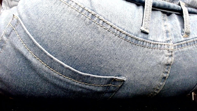 Maeling: Pequeña colonia aplastada en jeans mezclilla y culo sofocado sin...