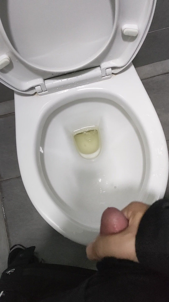Shyboymasturbate: Cowok sange ini lagi asik masturbasi di kamar mandi kantor