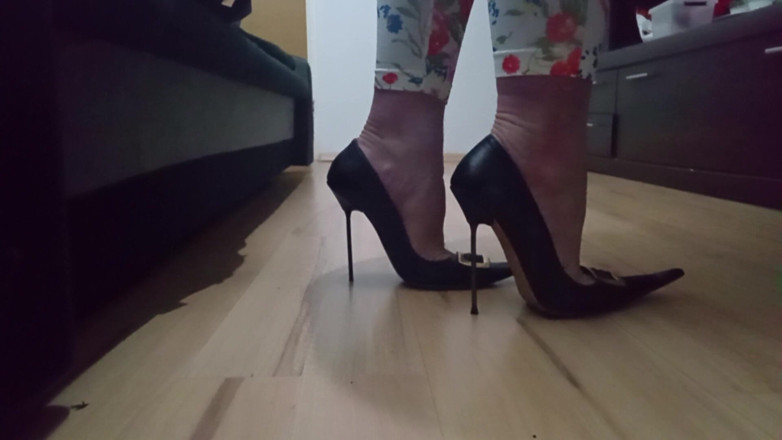 High Heels Kingdom: Crossdresser Belajar Berjalan Dalam Kasut Tumit 12 CM