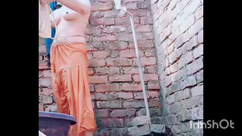 TricolorMusic3: Seksi ateşli göğüslerine masaj yapıyor, banyo yapıyor, çıplak ve kıyafetlerini değiştiriyor