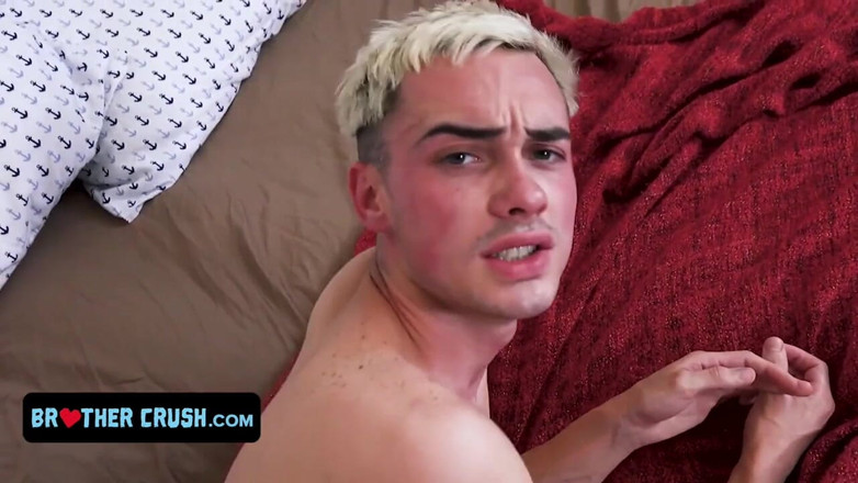 Brother Crush: Dünner twink wird in den arsch versohlt, um seine stiefbrüder...