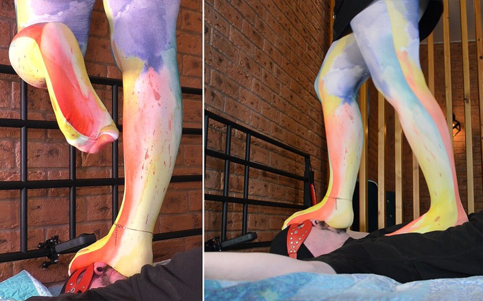 Mistress Legs: Dominatrix en pantimedias opacas pisoteando y de pie en la...