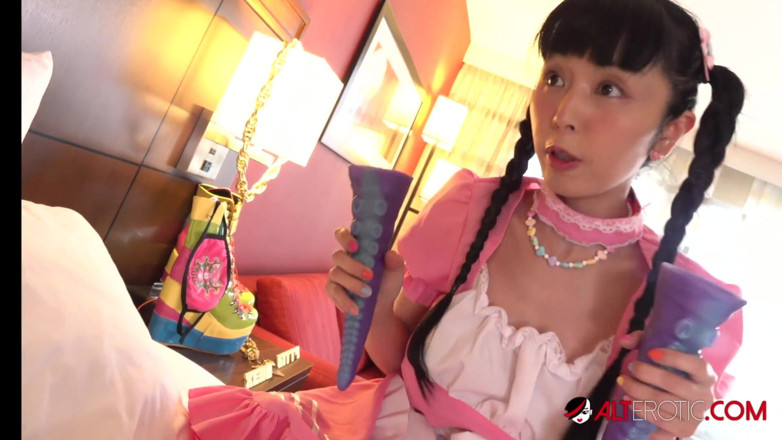 Alt Erotic: Misha Montana uprawia seks z hotelowym sprzątaczką