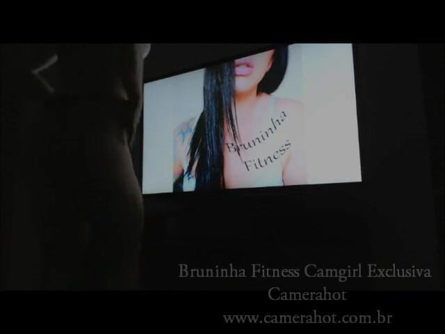 Bruninha Fitness: Déshabillage, jambes musclées et pieds sur l'ombre - enlever sa culotte