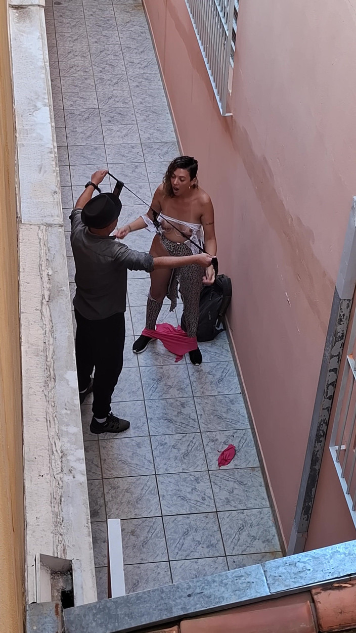 Gabi SweetCouplesStories: Pozwalam mojemu szefowi rozerwać ubrania po tym, jak przyłapał mnie...