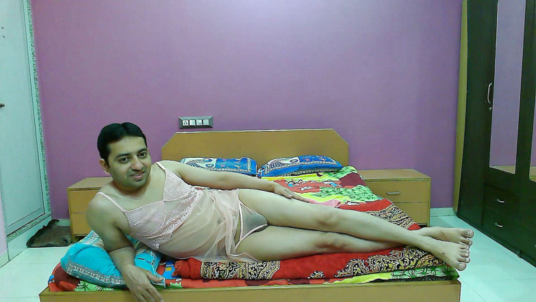 Cute & Nude Crossdresser: Crossdresser banci seksi femboy Sweet Lollipop dalam pakaian dalam merah...