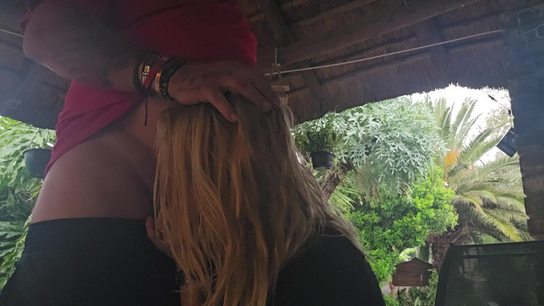 Sparowdox: Une fille de 18 ans suce une bite dans la nature...