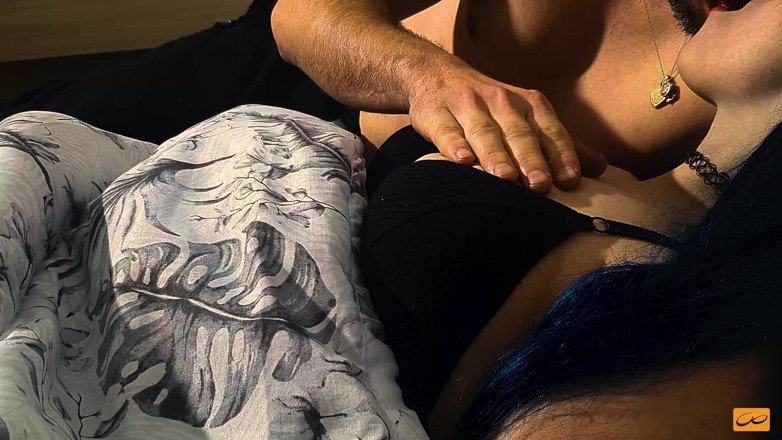 Unlimited Orgasm: Stuzzicando i capezzoli caldi fino a quando la ragazza tatuata...