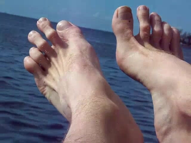 Hairyartist: Des pieds poilus se fléchissent sur l’eau et la terre