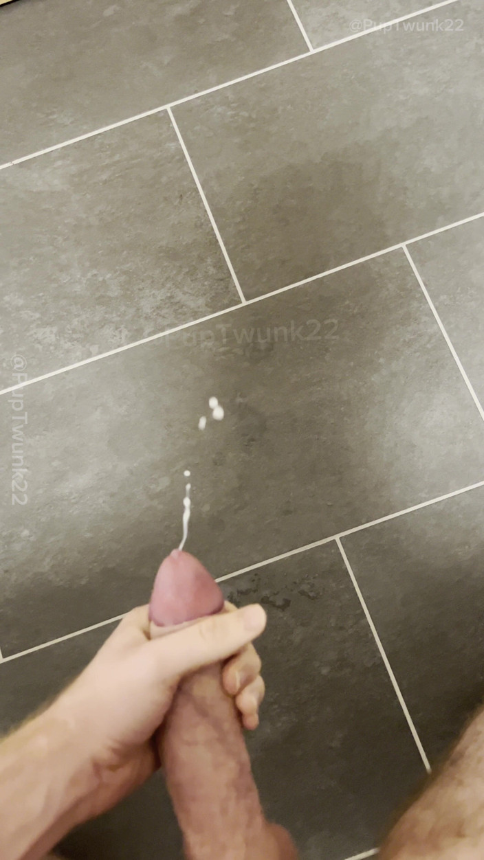 PupTwunk22: Éjaculation énorme après une séance de gym.