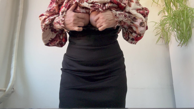Step Mommy: Quente madrasta sexy tira seus peitões, mostra sua bunda saliente...