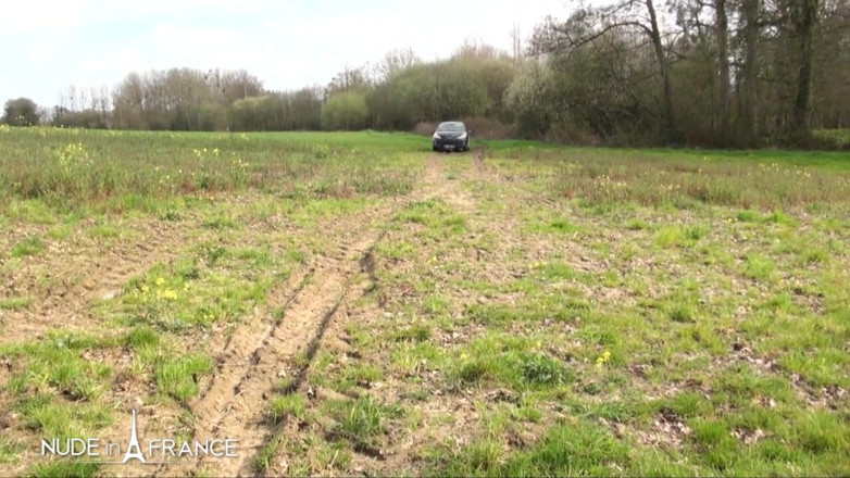 Nude in France: Stygg storbröstad slampa slog överallt även ovanpå en bil