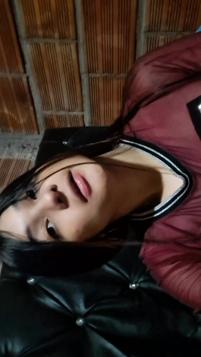 Yulieth Gomez: Yulieth Gomez мастурбирует свою киску