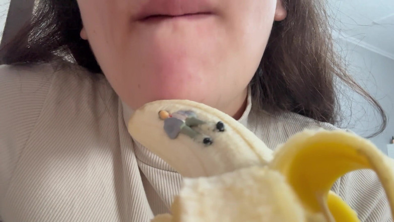AmayaMori: Une belle-mère géante mange une banane mais voit