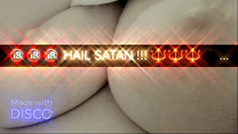 The queen of Satan: Після ванни, цицьки