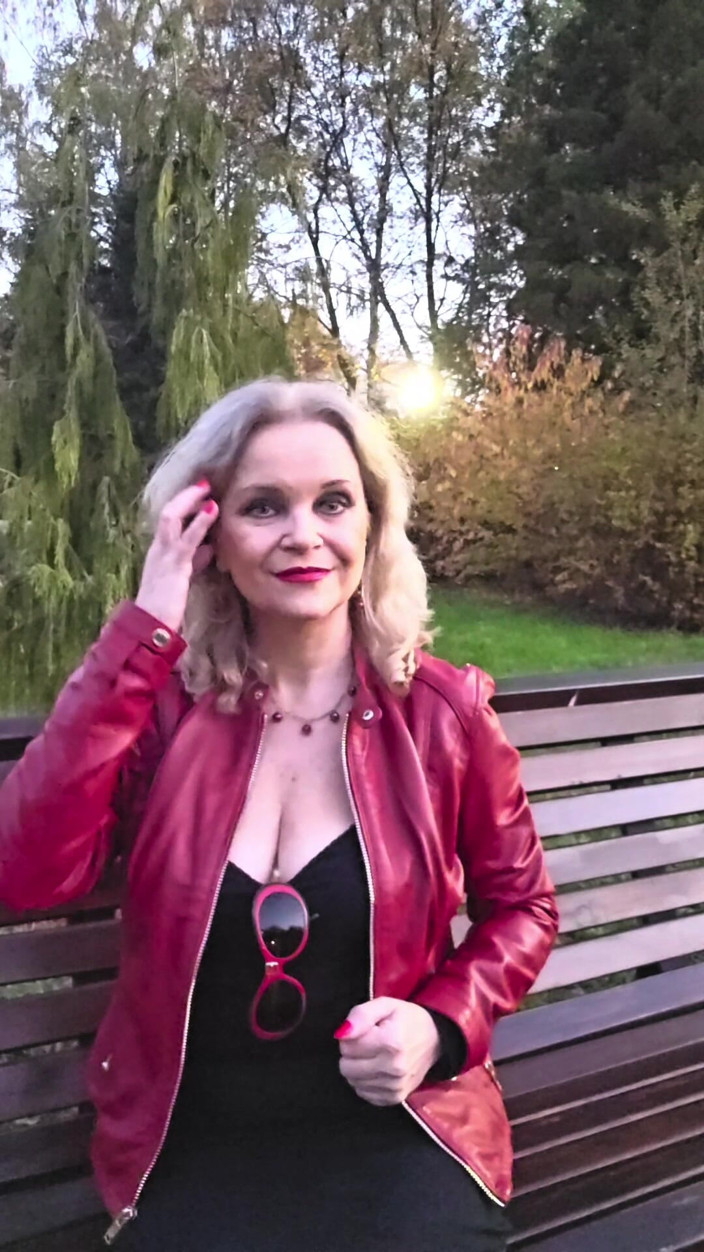 Misses_Jenny: Veste en cuir rouge et bottes en cuir noir