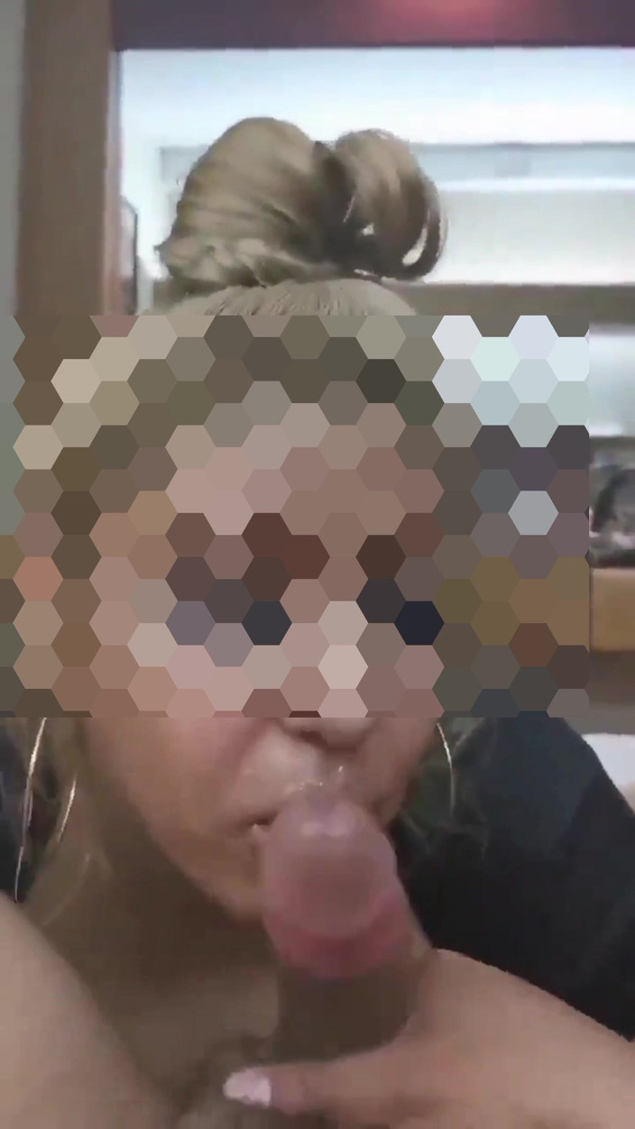 VioletOffer97: Jag Älskar Att Sätta I Halsen På Hans Penis