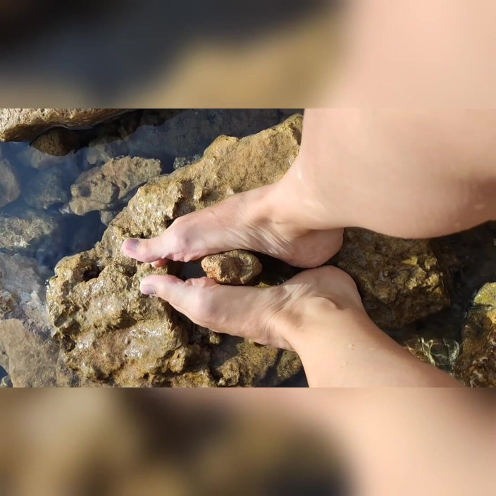 Hairy couple: Footjob in the Sea