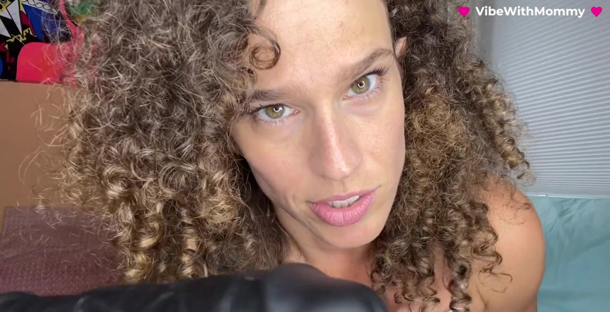VibeWithMommy: Stiefmoeder vindt grote zwarte lul-porno op je telefoon Joi! Je...