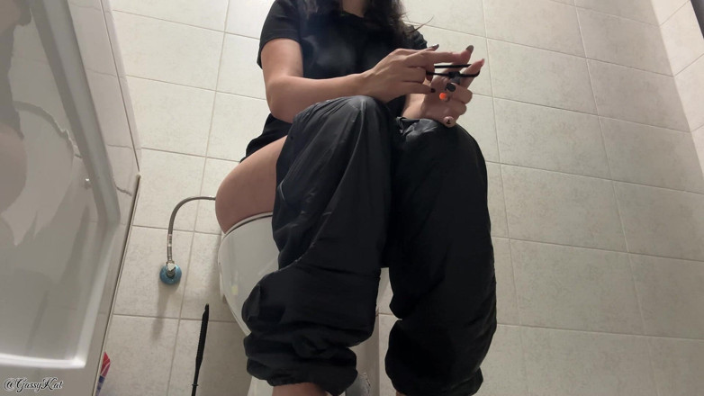 GassyKat: Verrückte toiletten furzt in schwarz! Nippel knallt