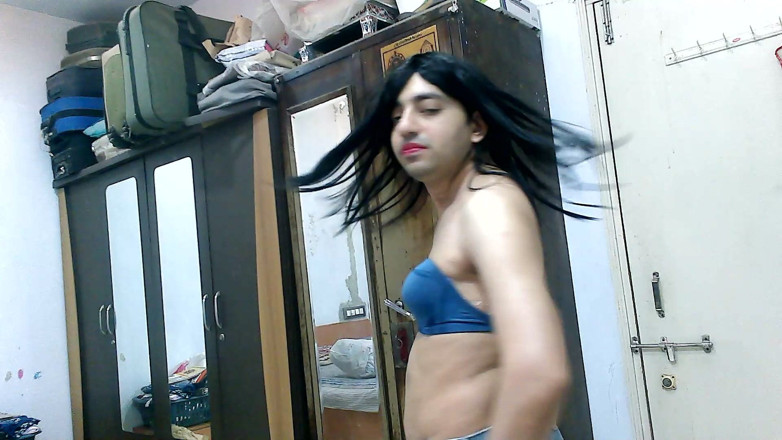 Cute & Nude Crossdresser: 데님 백리스 브래지어를 입은 달콤한 롤리팝의 비디오 제작 장면 비하인드.
