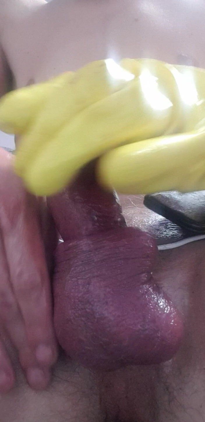 Fuck Area: Masturbando polla con guantes de goma