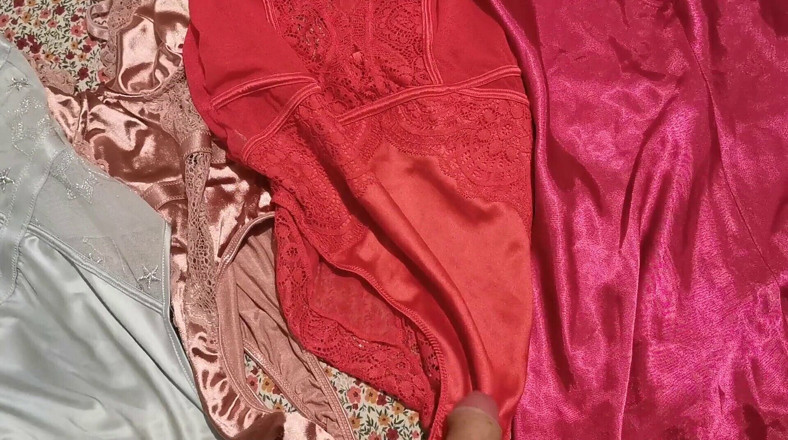 Satinv: Com dengan lingerie satinnya