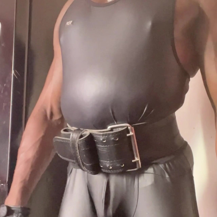 Black Muscle Stepdad: मांसपेशियों की कामुकता का धुआं चमड़े का लेटेक्स और डिल्डो वीर्य सत्र