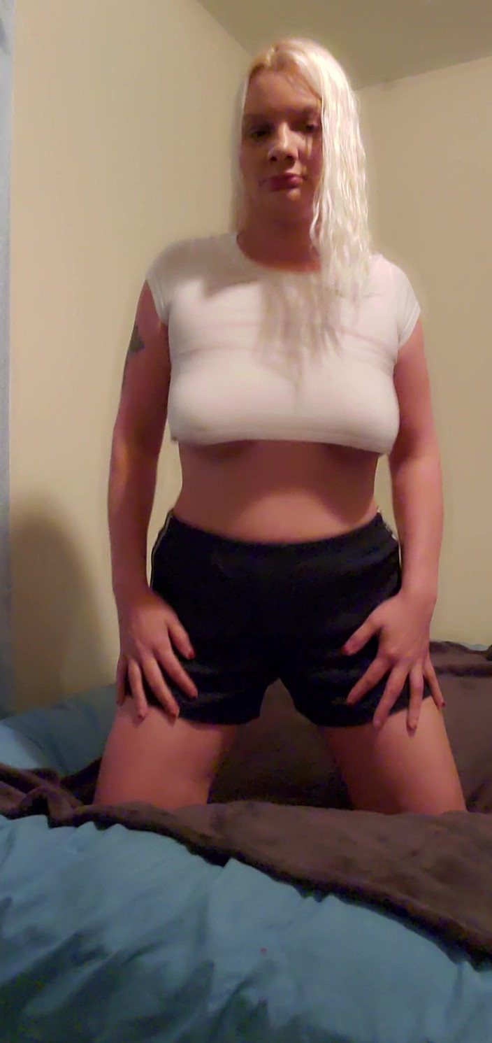 Fantasy fetish gal: Une MILF à gros nichons rebondit