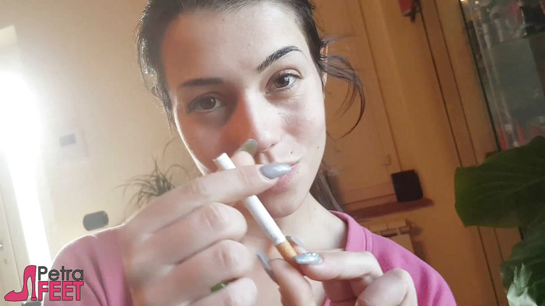 Smokin Fetish: 魅力的なイタリアの女の子は、クローズアップビデオで葉巻を吸います