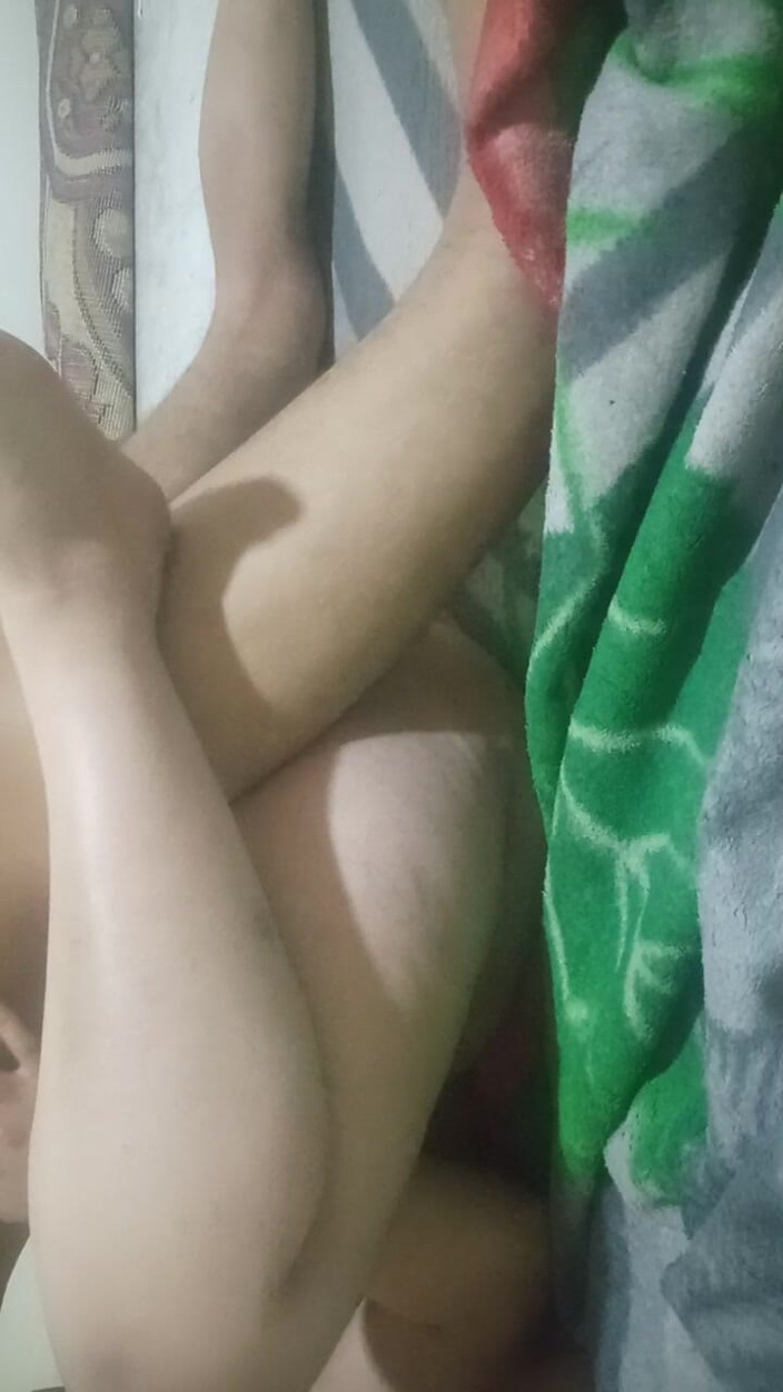 Hot naked coup: 若い新婚カップルがセックスをする