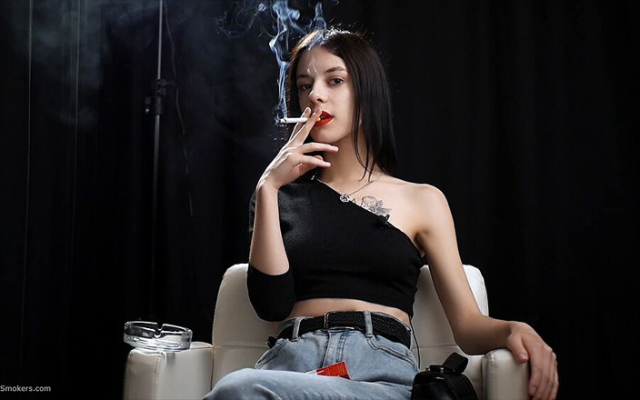 Russian Smokers: La ragazza magra sta fumando una rossa