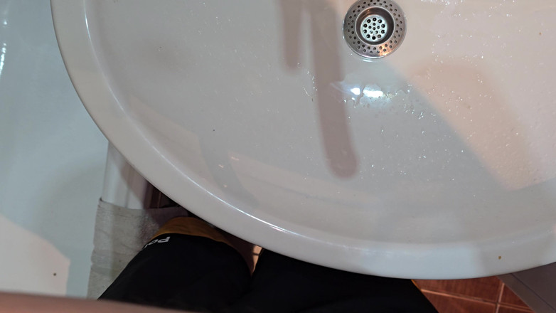 Alpha pee king: Mijando Na Pia Do Banheiro