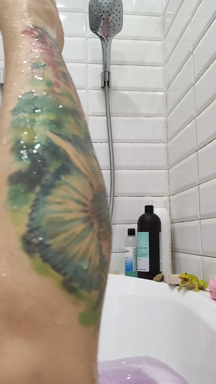Miodelka: Explore mon corps poilu dans la salle de bain