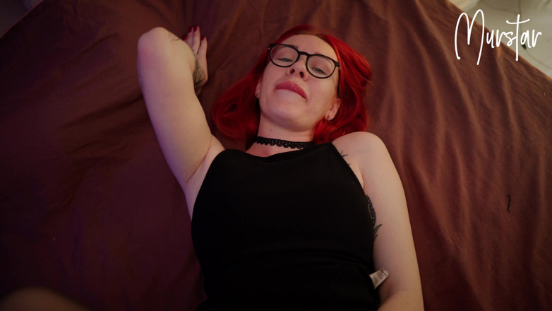 Toma Mur: Une salope rousse sexy se fait éjaculer dans la chatte