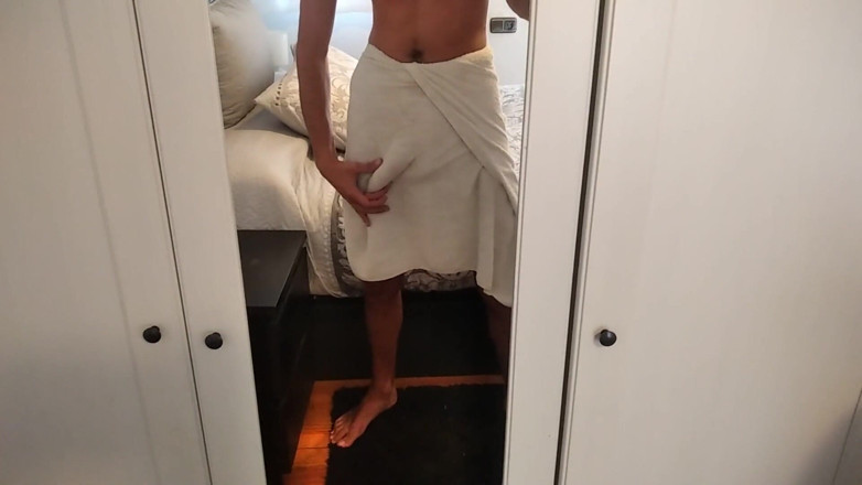 Elvissc: College, komt uit de douche en verplaatst zijn grote flacity-penis