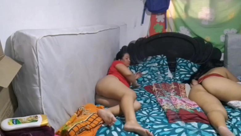 Sexysweet0455: Ma belle-mère excitée se masturbe en regardant mon gros cul...