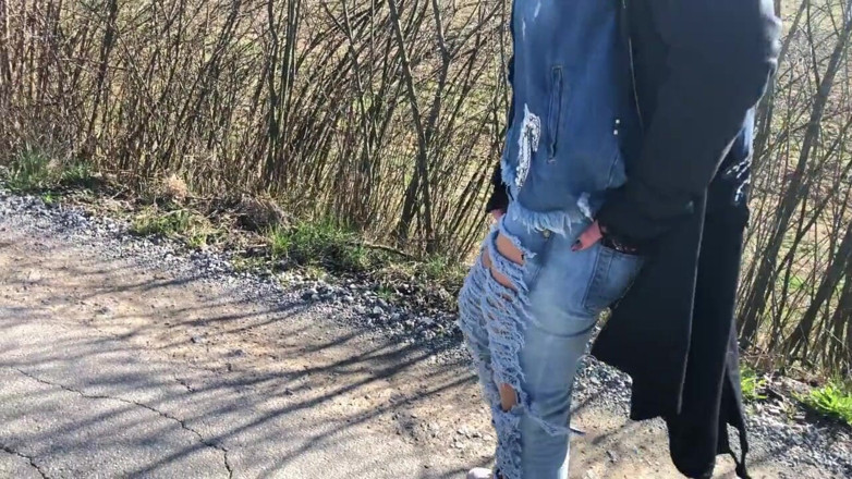 Dominatrix Frida: Juego al aire libre con su coño perforado y tatuado