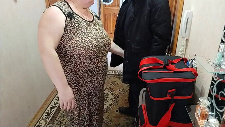 Zona901: Stepmom Mistook a Friend for a Courier Sucked and Then...