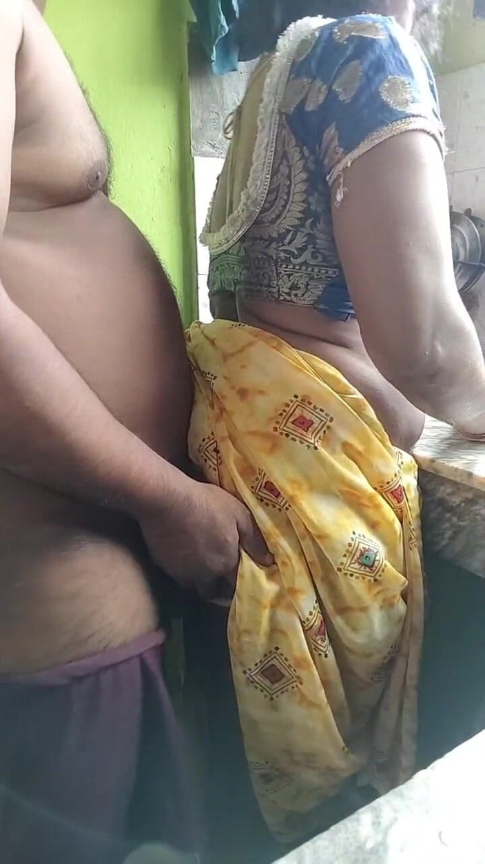 FULLMJEDETI: गांड रगड़ती देसी भाभी बरातन समय बर्बाद कर रही थी