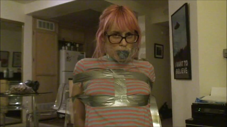 Selfgags classic: Je bâillonne encore ma demi-sœur coquine !